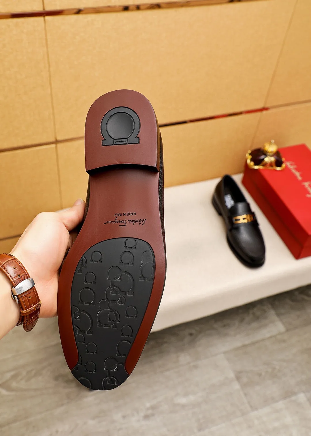 Men's shoes 💰480💐 Product trademark: Ferragamo "Ferragamo" casual leather shoes Regular size: 38-44 (45.46🉑️customized) Product materials: Selected imported first-layer pebbled cowhide leather upper + luxury hardware buckle, imported water-dyed cowhide leather lining. Strong three-dimensional visual effect, original outsole color: 2 colors available